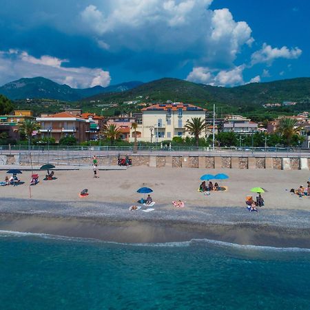 Residence Villa Carmen Fronte Mare A 50 Mt Pietra Ligure Exterior foto